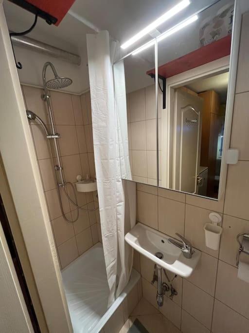 Tiny Private Apartment In Central Buda. Budapeste Exterior foto